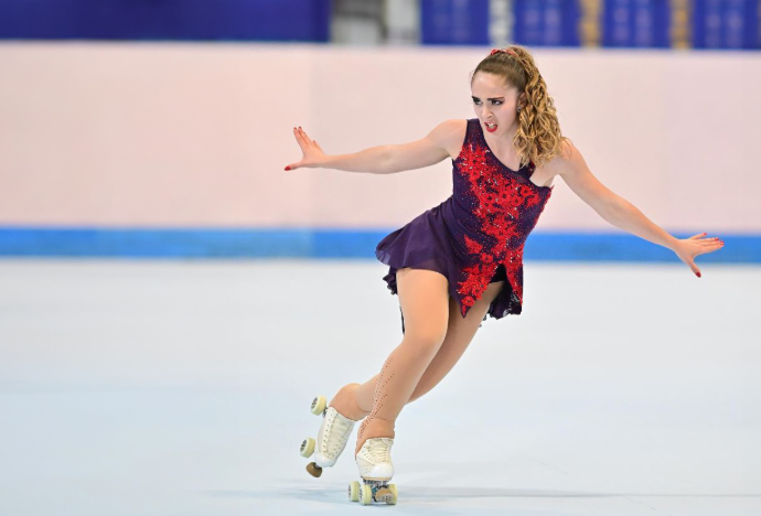 Lola Coquet, patineuse artistique danse pendant le championnat du monde 2024